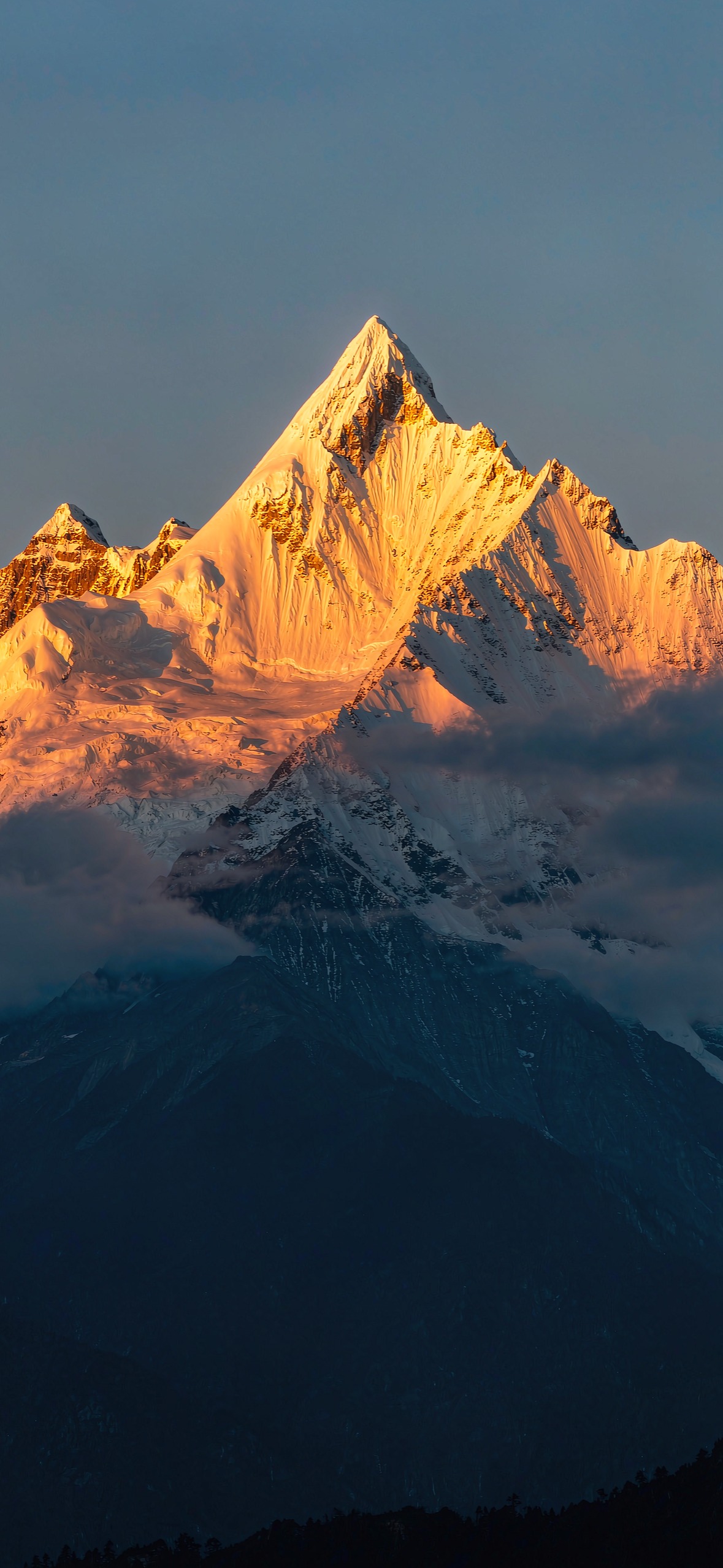 日照金山 · 1179×2556 风景壁纸